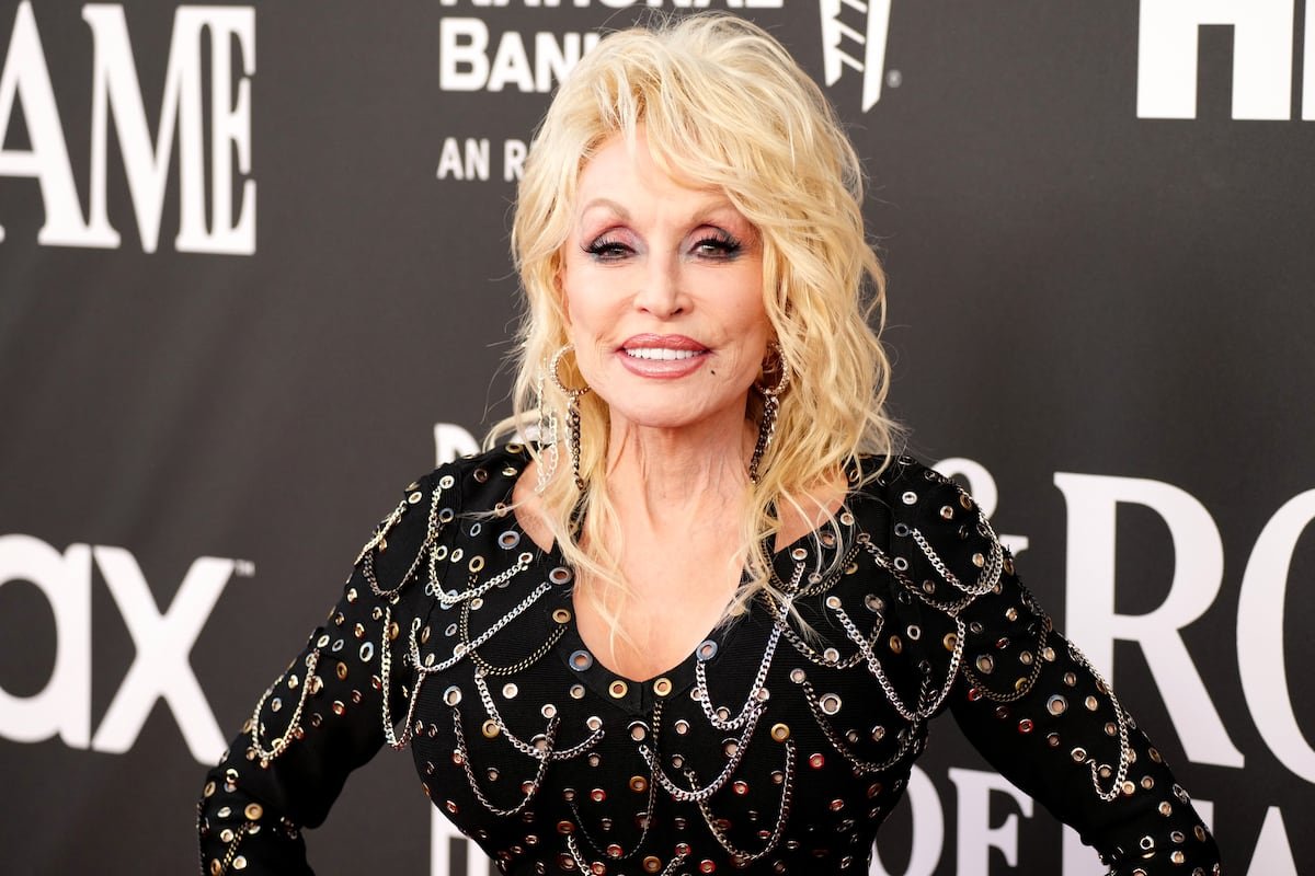 La hermana de Dolly Parton aclara el estado de salud de la cantante tras alarmar a sus seguidores | Gente