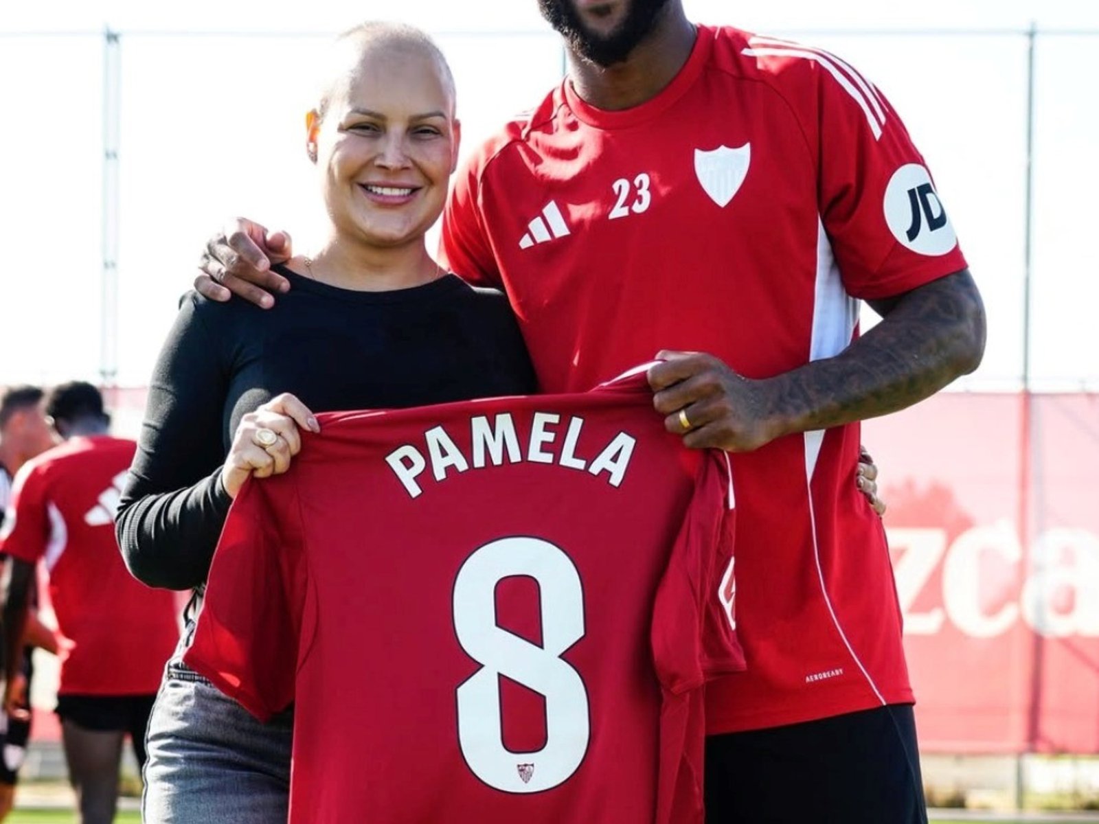 La pareja del capitán de Sevilla dejó atrás un cáncer y Matías Almeyda tuvo otro gesto conmovedor