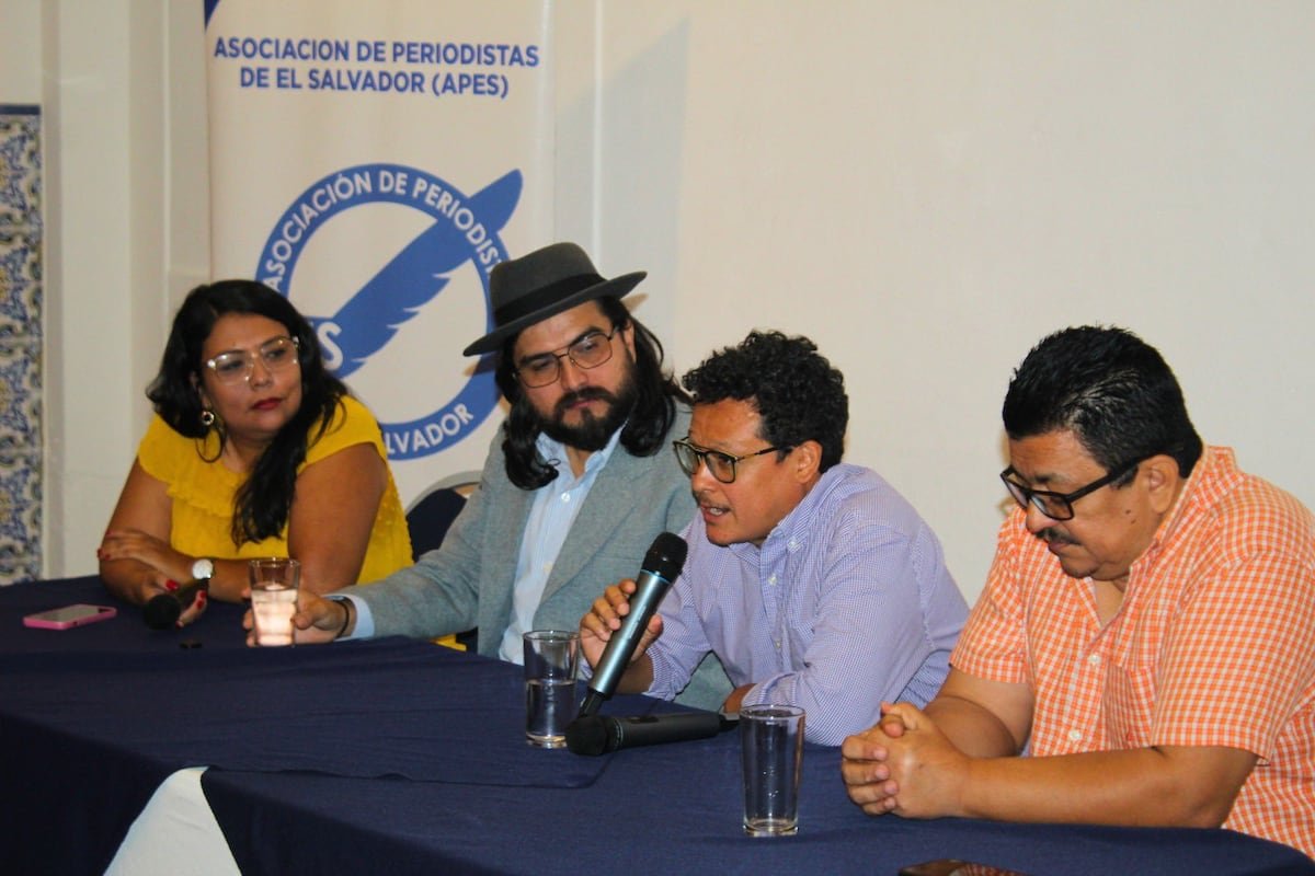 La principal asociación de periodistas de El Salvador se va al exilio