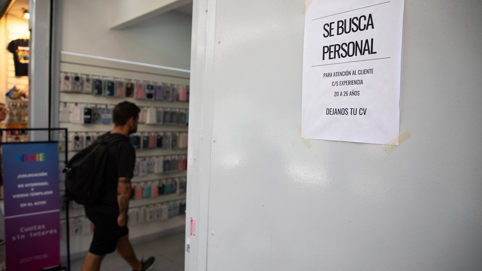 Las claves de la flexibilización laboral de Javier Milei: jornadas de 12 horas y cambios en el régimen de licencias | Grave retroceso para los trabajadores