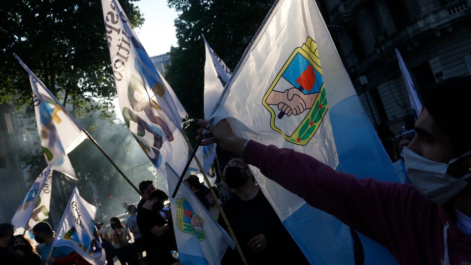 “Liberen a Cristina”: empieza la caravana que marcha hacia la casa de la expresidenta en Constitución | Día de la Lealtad peronista