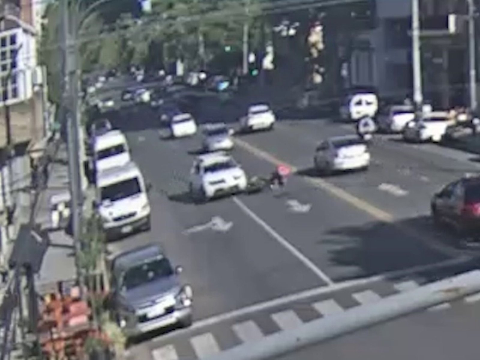 Lo tocó de atrás una camioneta, le fue a reclamar al conductor y lo atropellaron