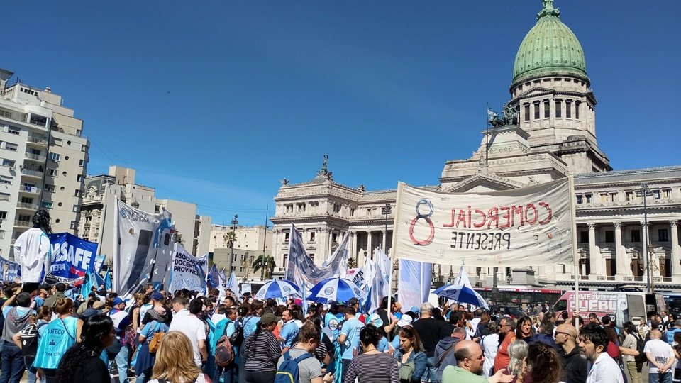 Los docentes pararon y marcharon por salarios dignos