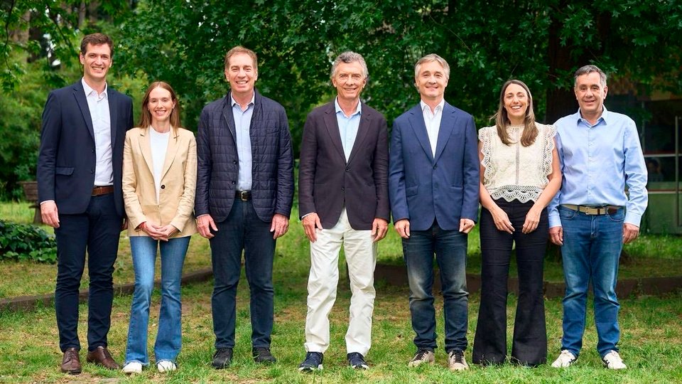 Macri reapareció en las redes para promover el voto a los candidatos del PRO | Se sacó la foto solo con ellos aunque asegura que no quiere marcar distancia con LLA