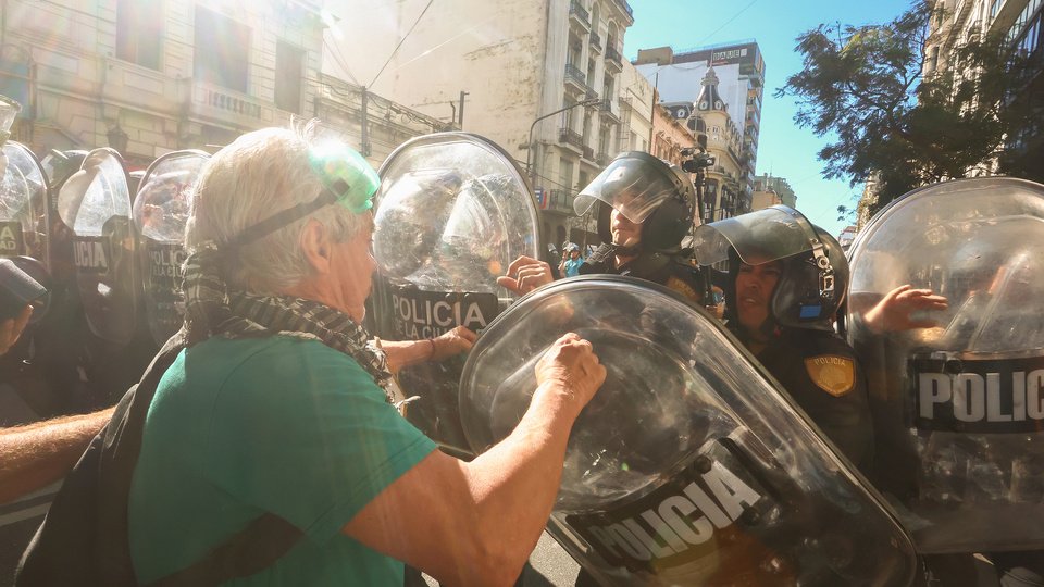 Más represión, jubilados heridos y detenidos frente al Congreso | Además de las fuerzas federales, la policía porteña también violentó a los manifestantes