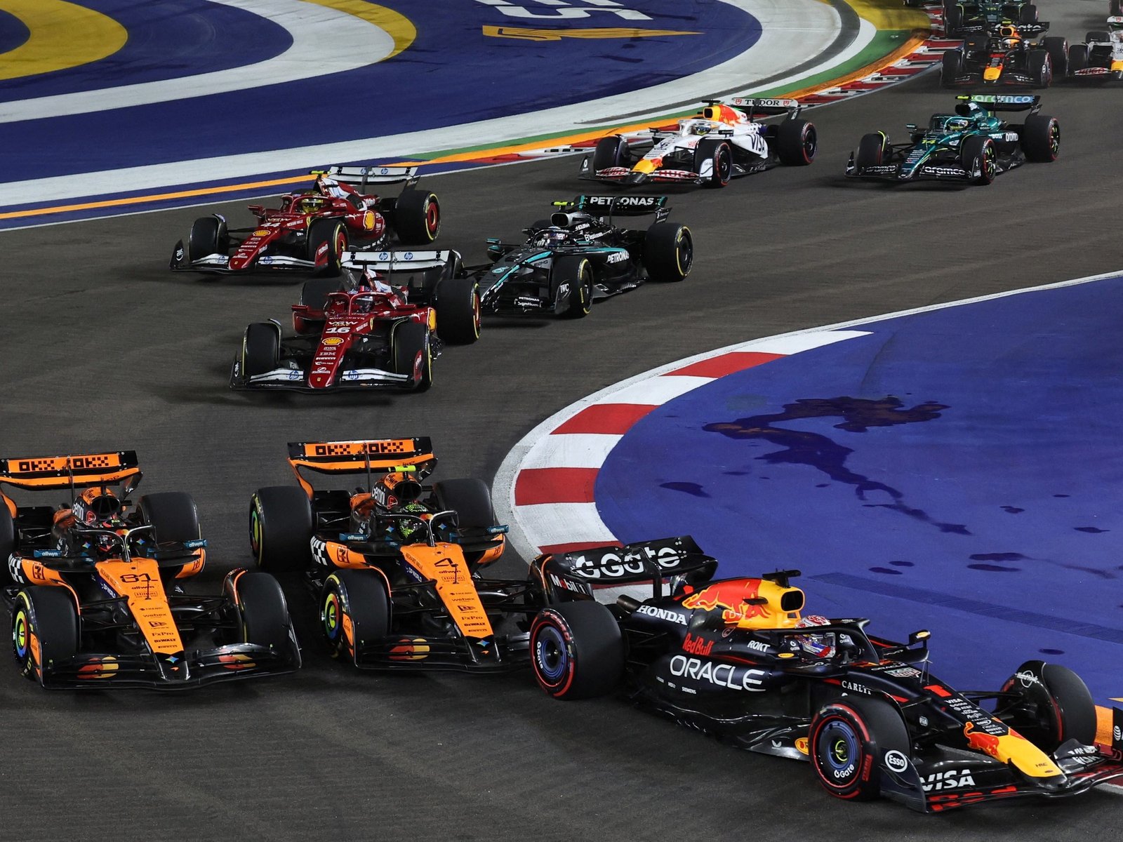 McLaren fue bicampeón de constructores después de 34 años pero Piastri y Norris se tocaron y prometen guerra por el título