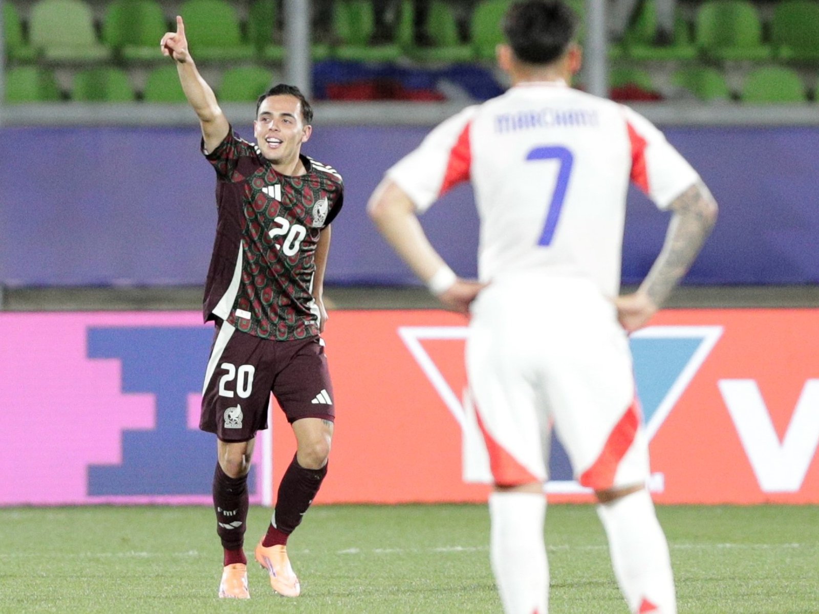 México humilló a Chile ante su gente y sería el posible rival de Argentina en los cuartos de final