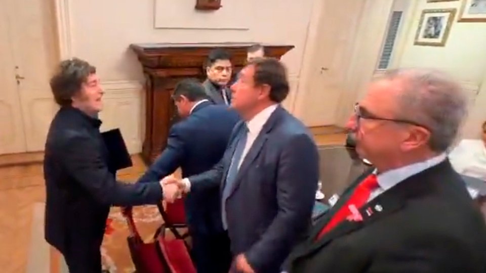 Milei, a los besos y abrazos con los gobernadores en la Rosada | Llegó para la reunión con los mandatarios provinciales 