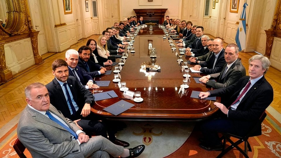 Milei consiguió la foto que pedían Bessent y Trump | La reunión con los gobernadores para avanzar en la reforma laboral