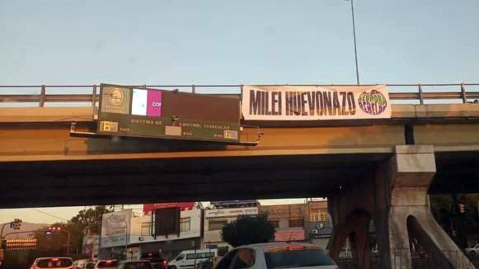 «Milei huevonazo»: el mensaje con el que los mendocinos recibieron al Presidente | Protestas en San Rafael