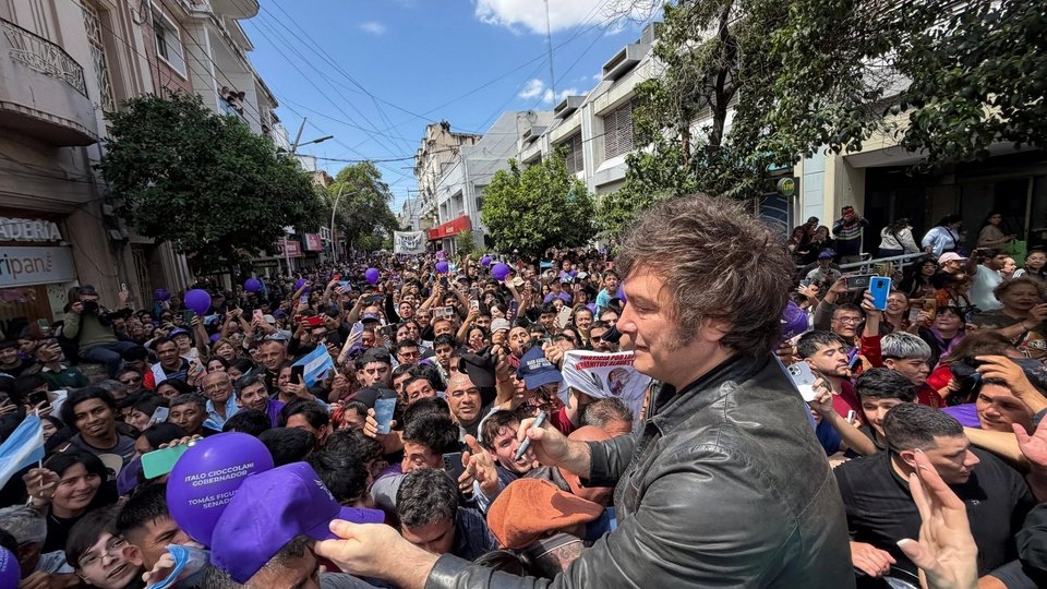 Milei intenta rascar votos y se muestra optimista al final de la campaña | Viajó a Santiago del Estero y Tucumán