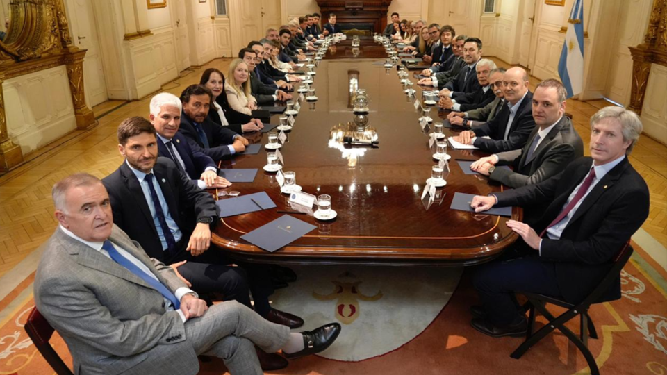 Milei se reunió con gobernadores en la Rosada para blindar su plan de reformas | Encuentro con ausencias tras las elecciones de medio término