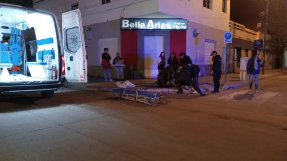 Motociclista herido tras colisión con un auto en Rivadavia y Chacabuco