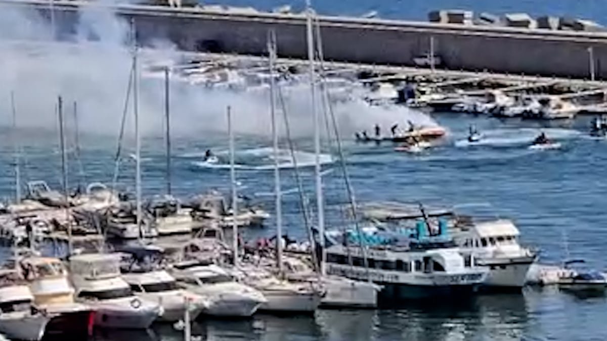 Ocho heridos tras una explosión de un barco en el puerto deportivo de Fuengirola | España