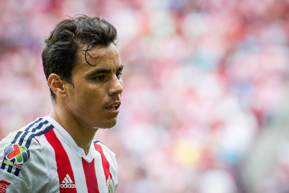 Omar Bravo, la doble vida de un ídolo en caída libre