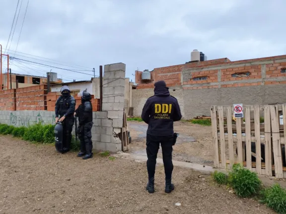 Operativo “Capibara Térmico”: Allanaron tres casas por robos a comercios en Caleta Olivia