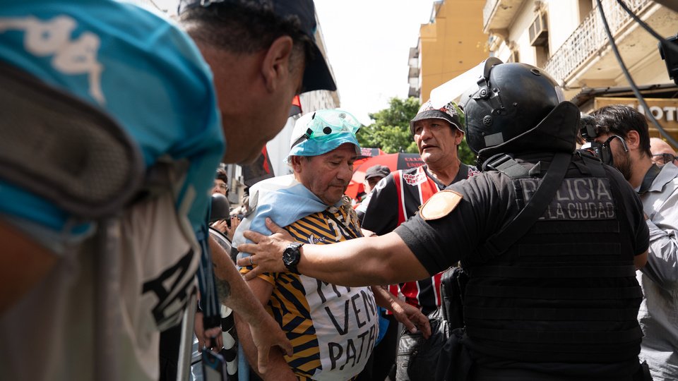 Otra represión y un jubilado fracturado | Hubo 800 efectivos de las fuerzas federales y la policía porteña en el Congreso