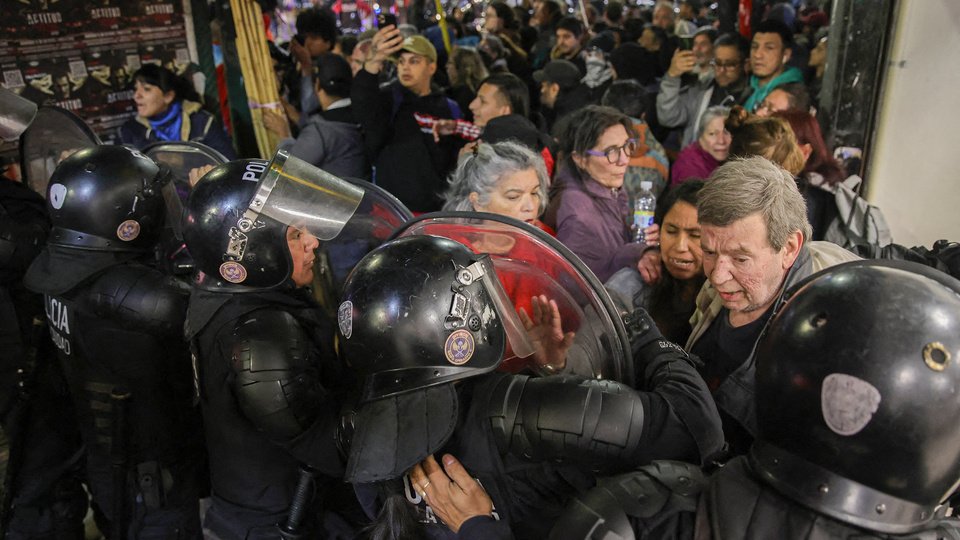 Palos afuera, circo adentro | La previa al show de Milei, con protestas y represión 