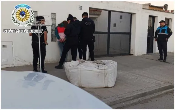 Pareja detenida tras robar un celular frente a supermercado