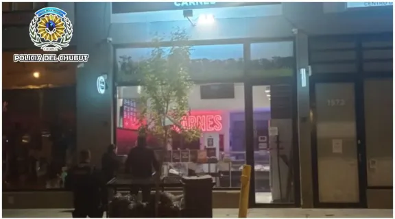 Rompió la vidriera de una carnicería y fue detenido mientras intentaba escapar