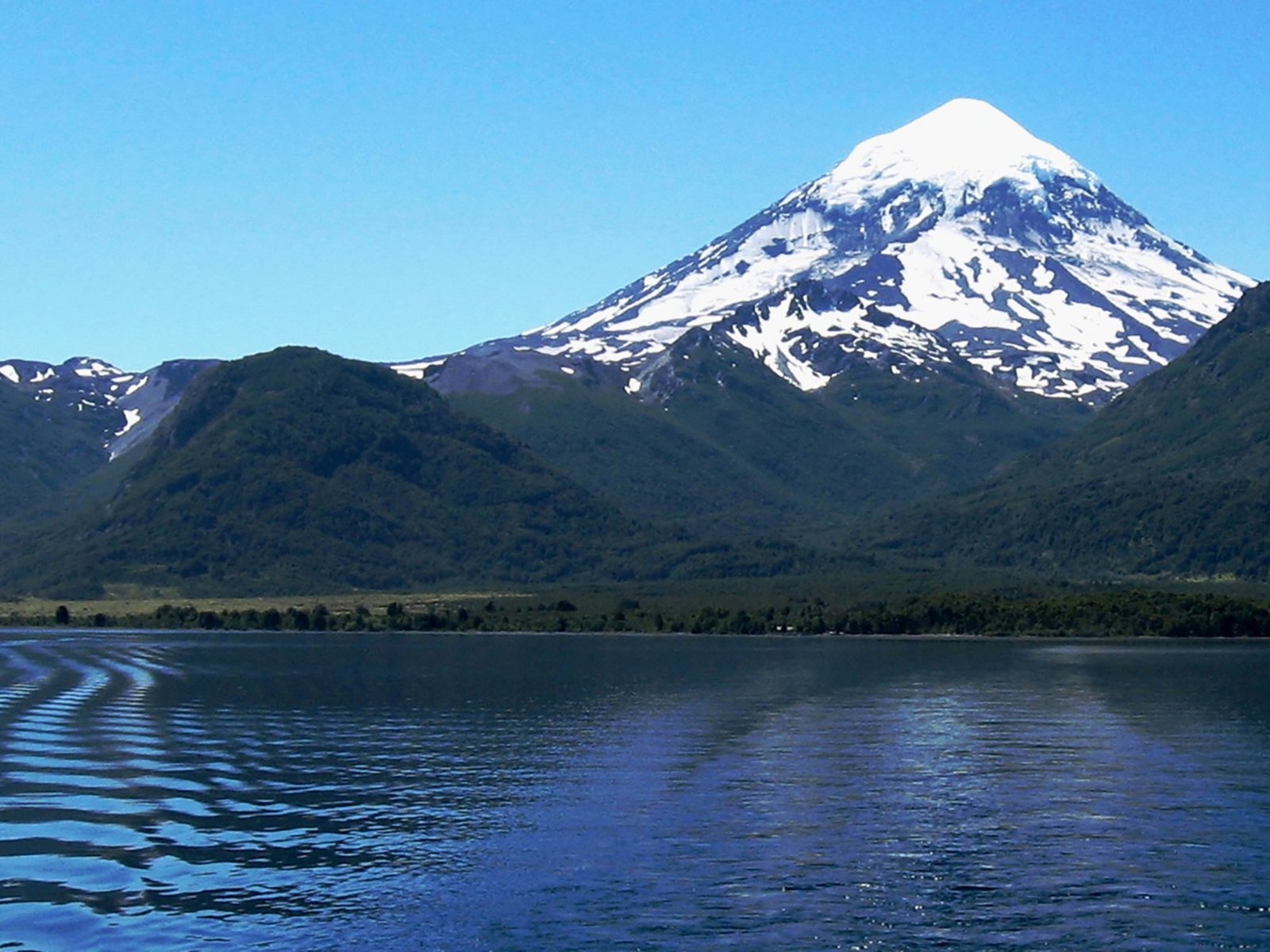 Se perdieron en una zona no habilitada del volcán Lanín y el clima extremo amenaza su rescate