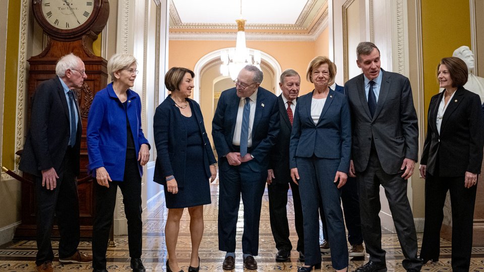 Senadores demócratas le pidieron a Trump que no brinde asistencia financiera a Argentina | En una carta