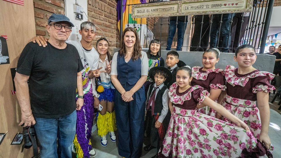 Silvio Rodríguez, reconocido en Moreno | Con el pañuelo de Abuelas y el guardapolvo de «Maestro del pueblo»