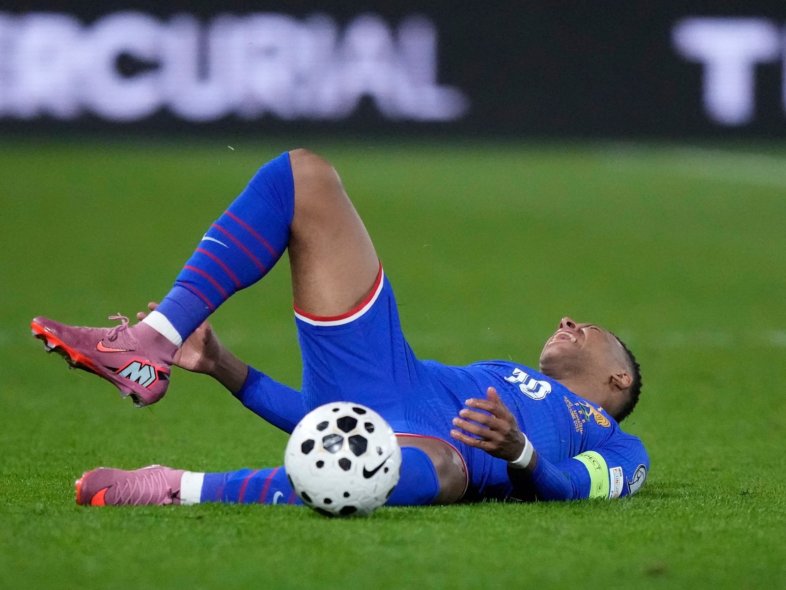 Sufre Francia: Kylian Mbappé, de baja para las Eliminatorias por lesión :: Olé