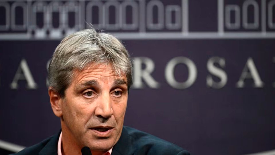 «Toto» Caputo promete ante empresarios despidos baratos y eliminación de impuestos | Para los trabajadores, nada