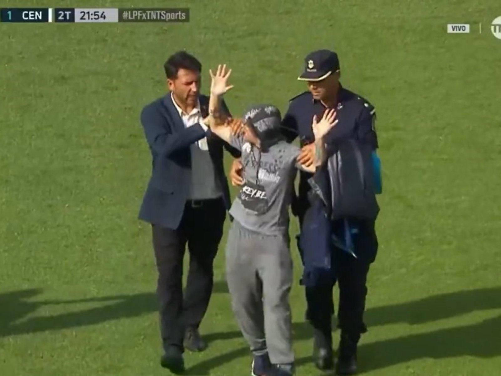 Tras el gol de penal de Di María, un hincha de Sarmiento entró a la cancha e increpó al árbitro Merlos