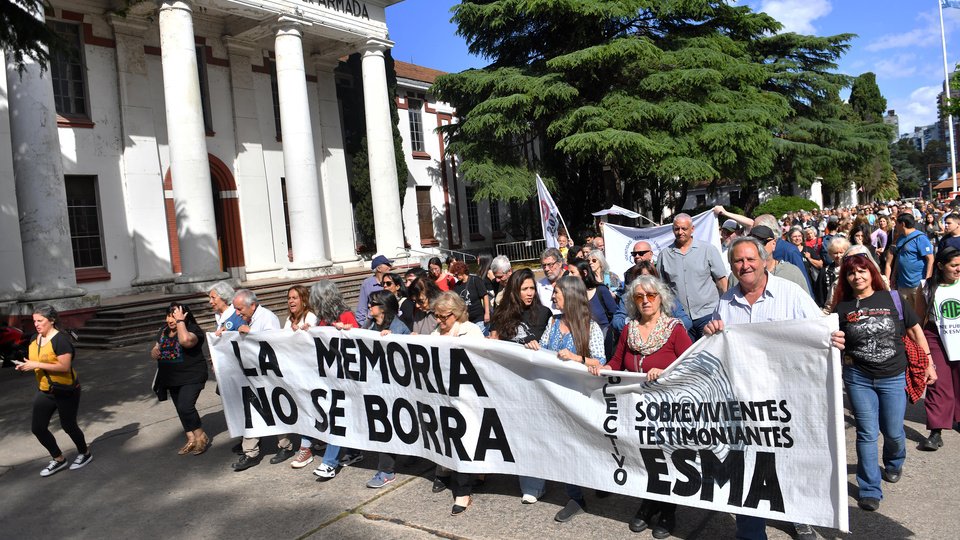 Un abrazo para decir que la memoria no se borra en la exESMA | Contra la avanzada antiderechos del Gobierno