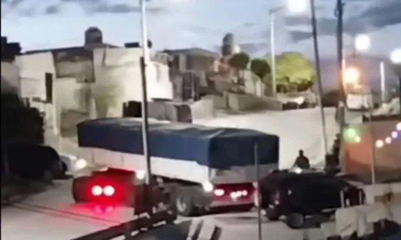 Un camión perdió el control y arrastró un auto hacia una vivienda