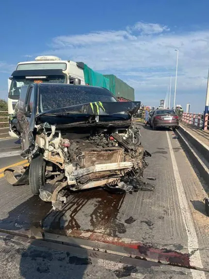 Un camión provocó un choque en cadena con 15 vehículos y mató a un motociclista