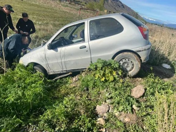 Un conductor alcoholizado perdió el control y terminó fuera de la calzada