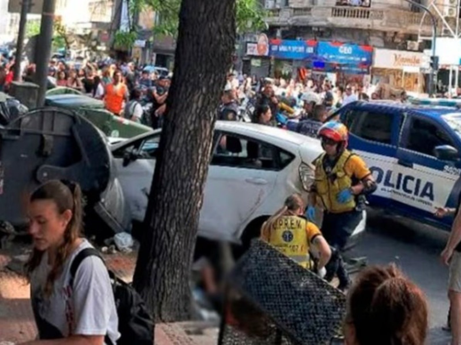 Un conductor perdió el control de su auto, se subió a la vereda y atropelló a varias personas en el centro de Córdoba