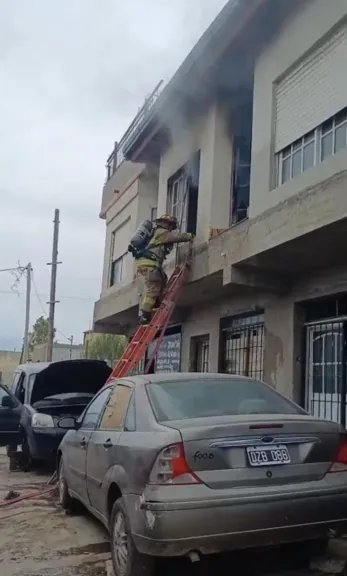 Un cortocircuito provocó un incendio en una vivienda de Las Américas