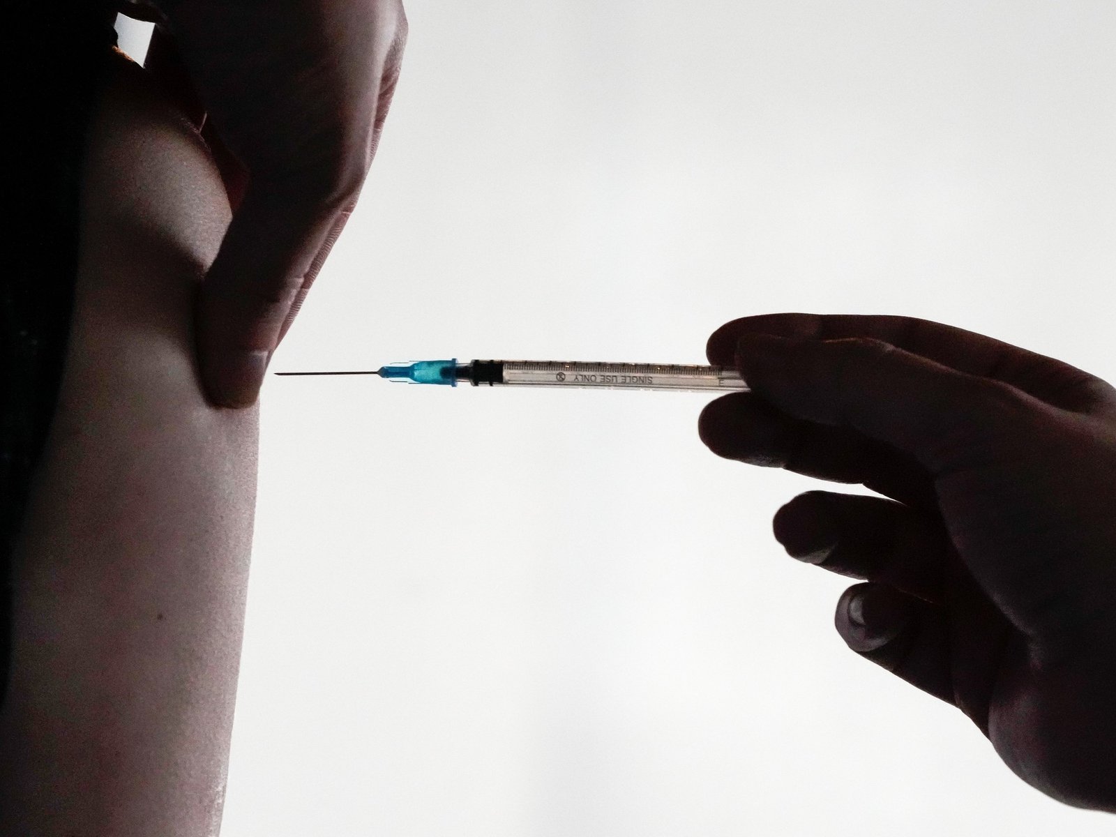 Un fallo judicial vinculó la vacuna del Covid de Pfizer con un efecto adverso neurológico poco conocido