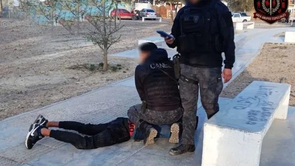 Un joven borracho atacó a la Policía con un botellazo y terminó demorado