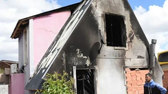 Una familia se salvó de milagro al saltar por la ventana durante un incendio