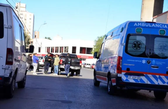 Una mujer herida tras ser embestida por una camioneta en pleno Centro