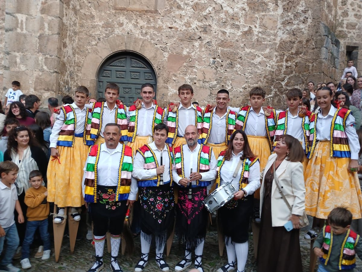 Una mujer participa por primera vez en cuatro siglos en la danza de los zancos de un pequeño pueblo de La Rioja | España