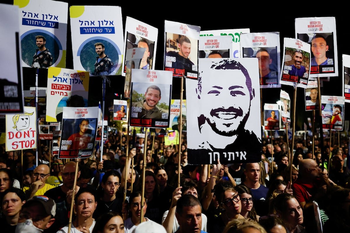 Una multitud inunda Tel Aviv para presionar por la liberación de los rehenes: “Netanyahu, es ahora o nunca” | Internacional