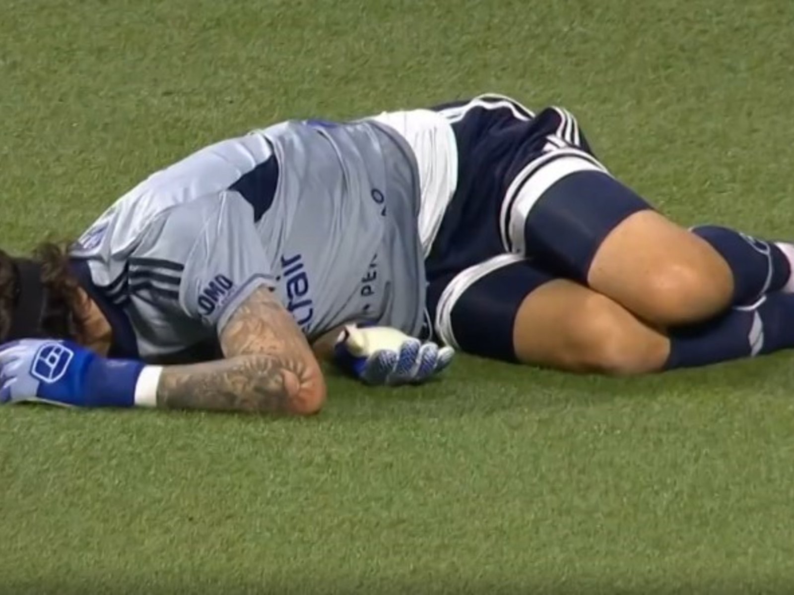 Video: agredieron a Cassio de un botellazo por la espalda :: Olé