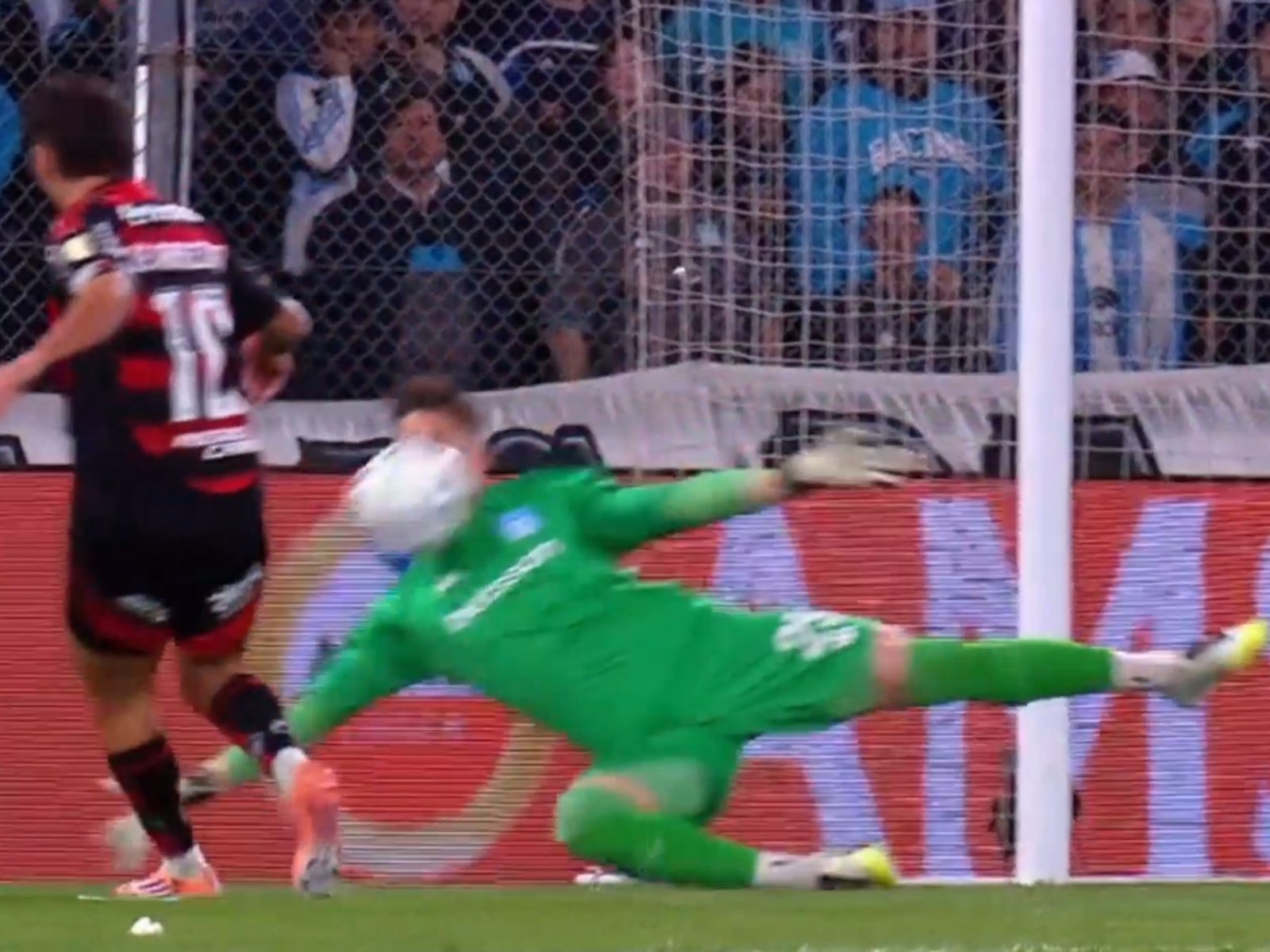 Video: la atajada con la cara de Cambeses que salvó a Racing :: Olé