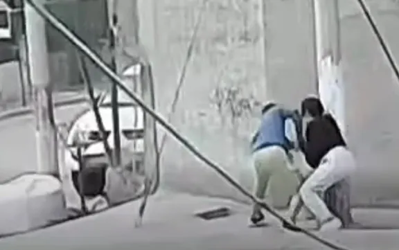 Violento asalto a una joven en una parada de colectivos del barrio Moure