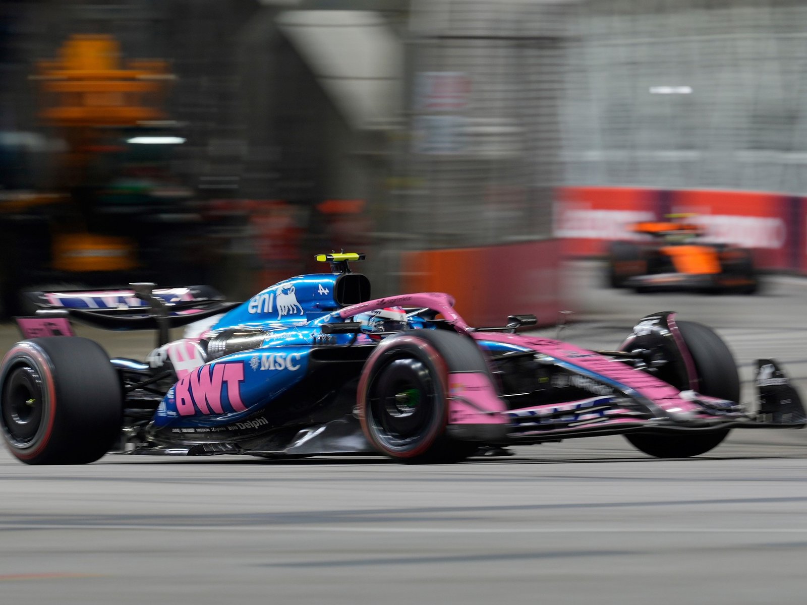 banderas rojas, chispazos y hasta un choque en la calle de boxes