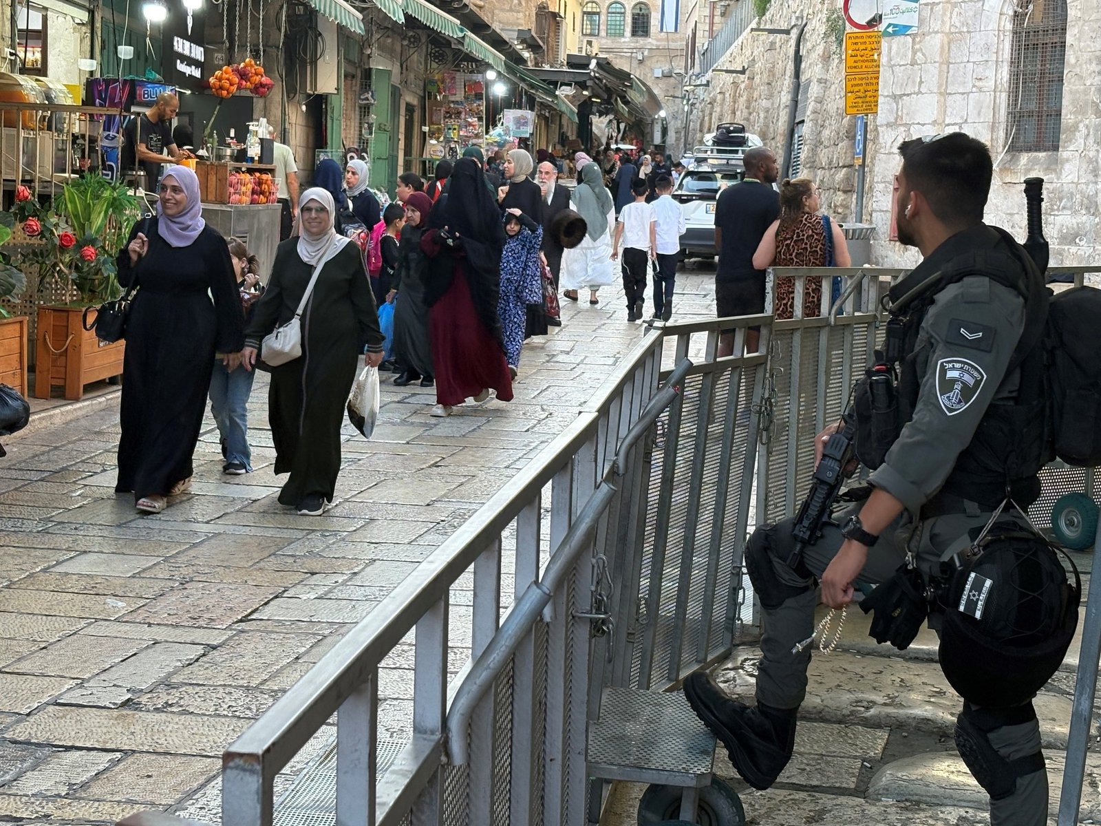 cómo es vivir entre alarmas antimisiles y la angustiante espera por los rehenes