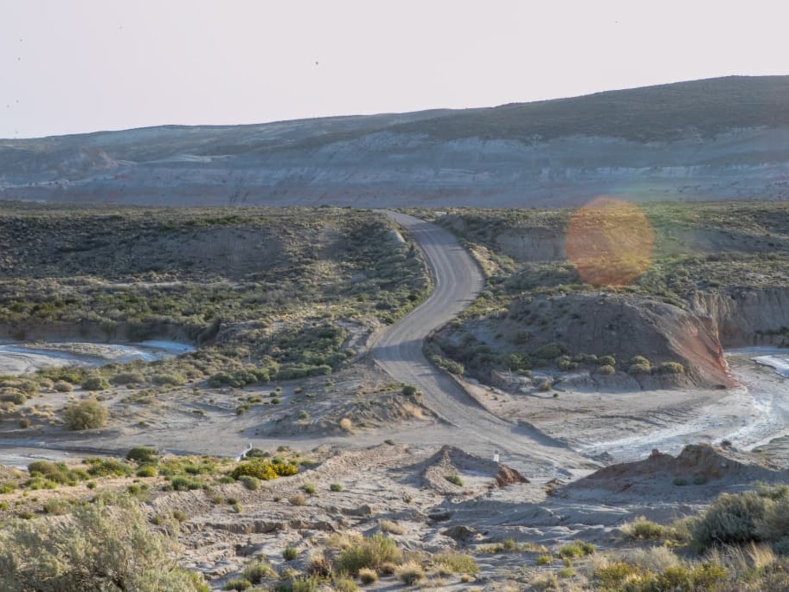 cómo son los pasillos subterráneos en los que buscan a la pareja de jubilados en Chubut