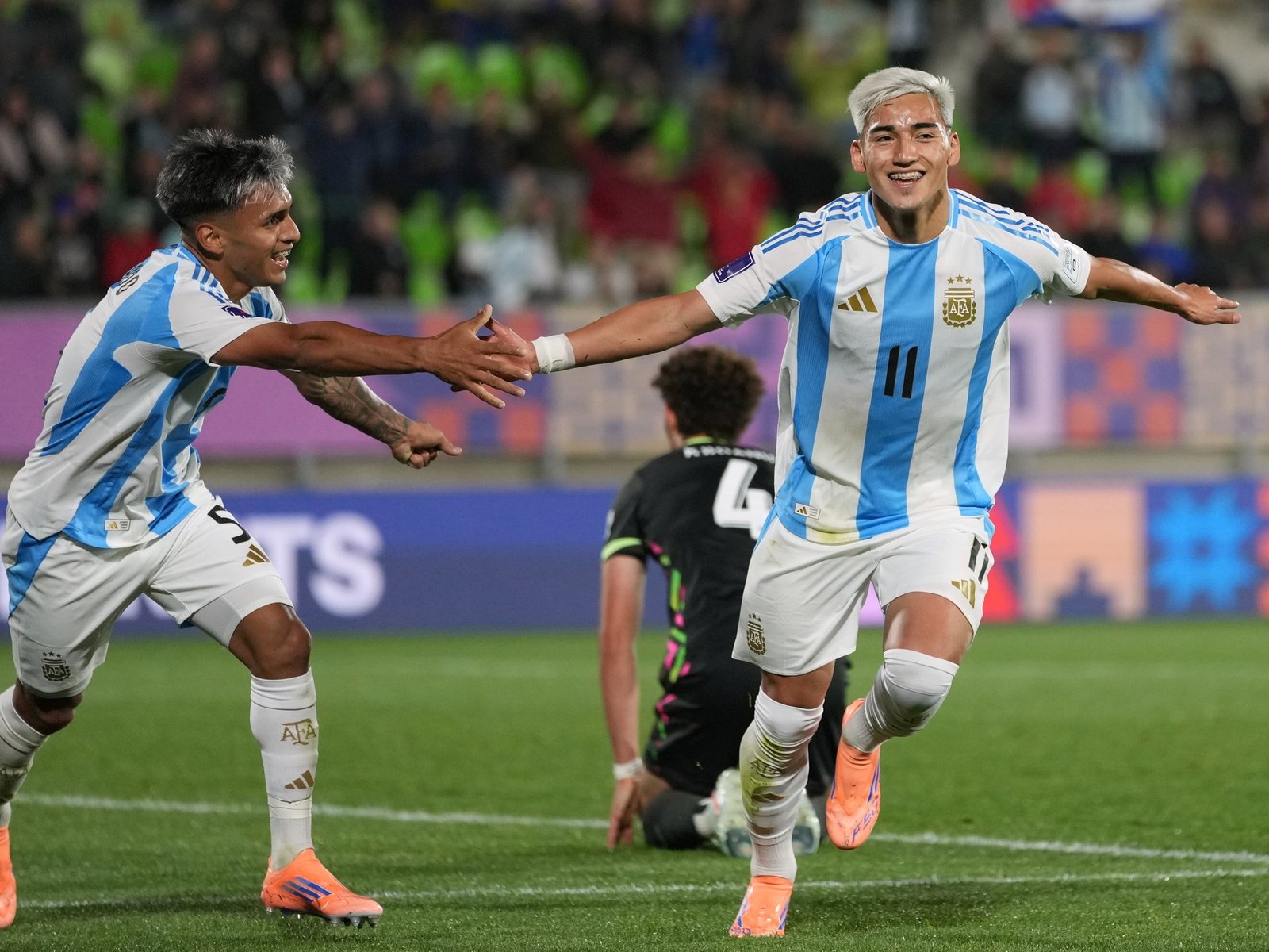 dio otra muestra de su poderío ofensivo y, pese al blooper de su arquero, goleó a Australia