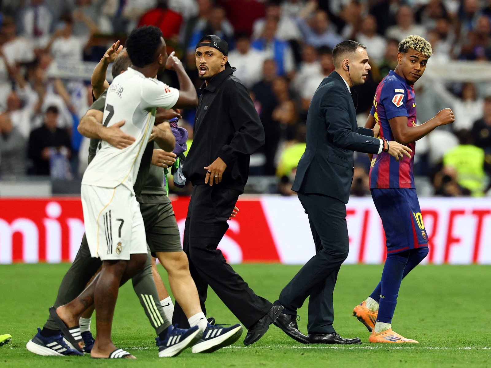 el gesto de Vinicius y todo el Real Madrid a Lamine Yamal que desató el escándalo en el clásico vs Barcelona